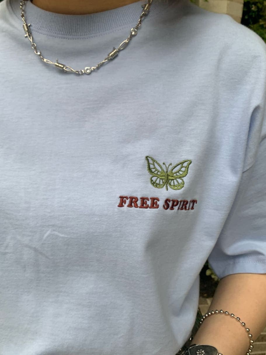 ブラック系のブーツ、ブルー系のTシャツ/カットソー、ブルー系のスカートを着用したレディースの春コーディネートの5枚目の写真