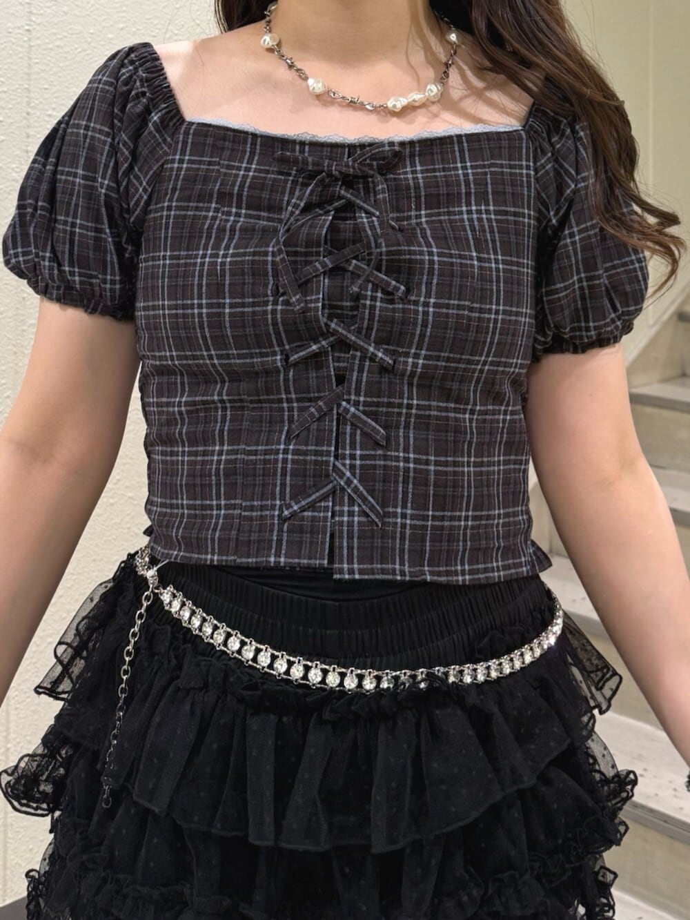 ブルー系のハンドバッグ、ブラック系のブーツ、ブラック系のその他パンツを着用したレディースの夏コーディネートの6枚目の写真