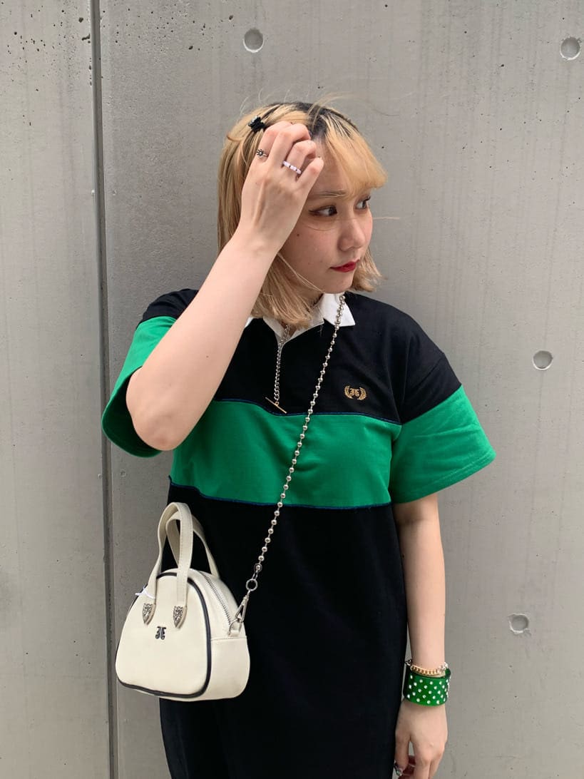 ホワイト系のボストンバッグ、ブラック系のワンピース、グリーン系のバングル/リストバンドを着用したレディースの春コーディネートの3枚目の写真