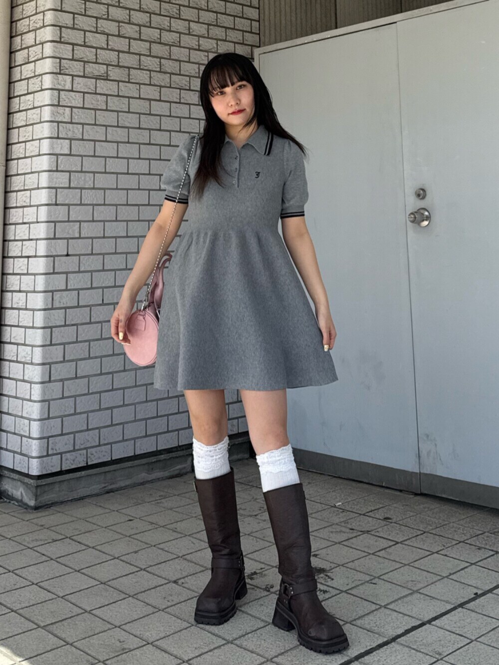 グレー系のワンピース、ピンク系のボストンバッグを着用したレディースの夏コーディネートの2枚目の写真