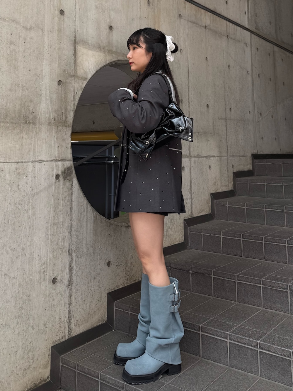 グレー系のテーラードジャケット、ブルー系のTシャツ/カットソー、ブルー系のブーツを着用したレディースの夏コーディネートの2枚目の写真