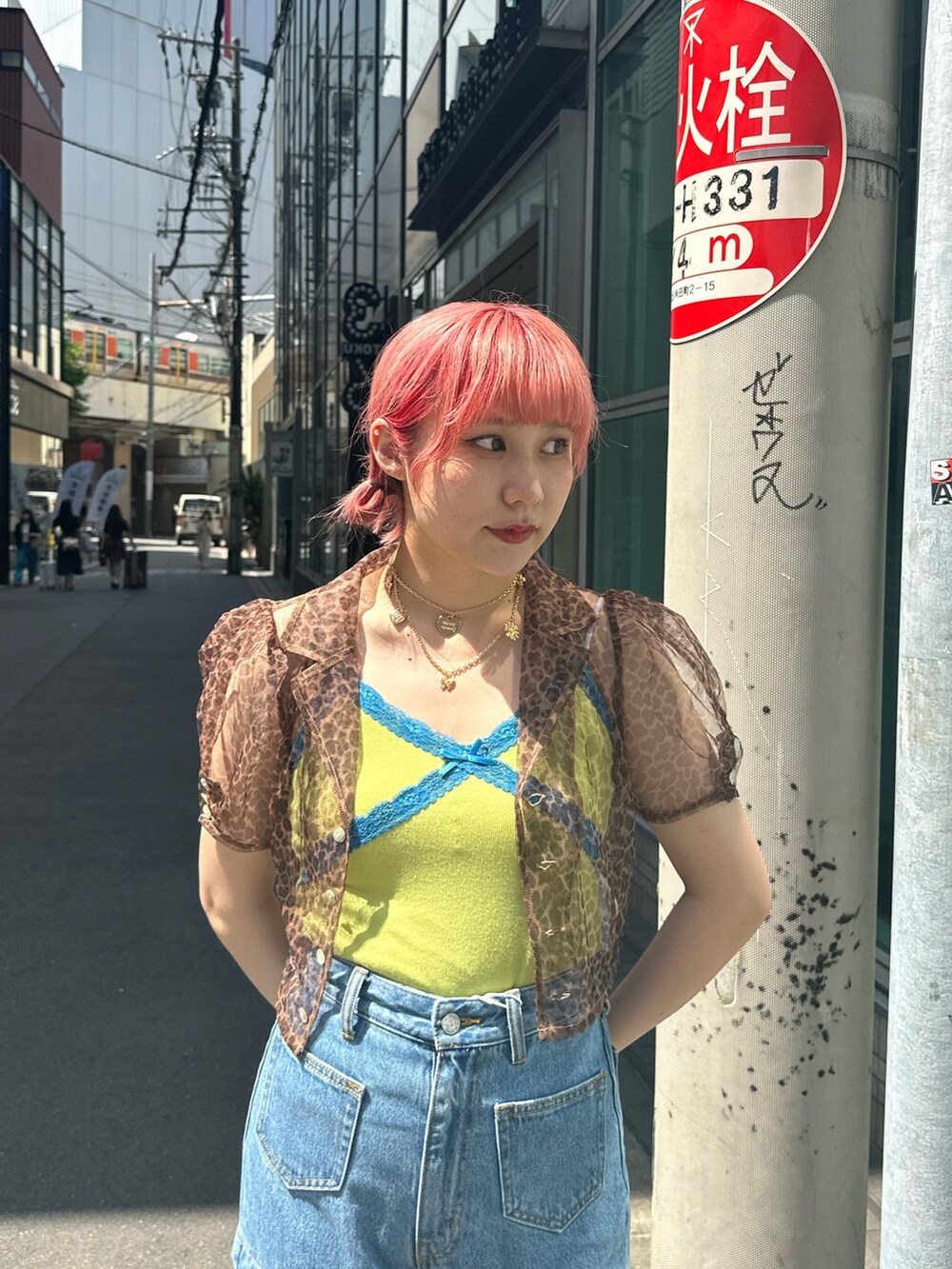 ブラウン系のシャツ/ブラウス、ブルー系のデニムパンツ、ブラック系のブーツを着用したレディースの夏コーディネートの4枚目の写真