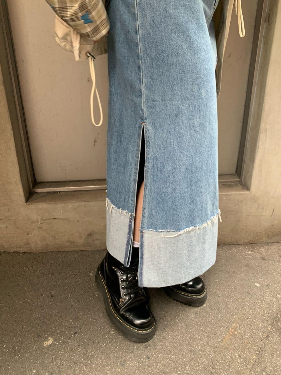 ブルー系のデニムスカート、ベージュ系のシャツ/ブラウス、ホワイト系のベストを着用したレディースの秋コーディネートの6枚目の写真