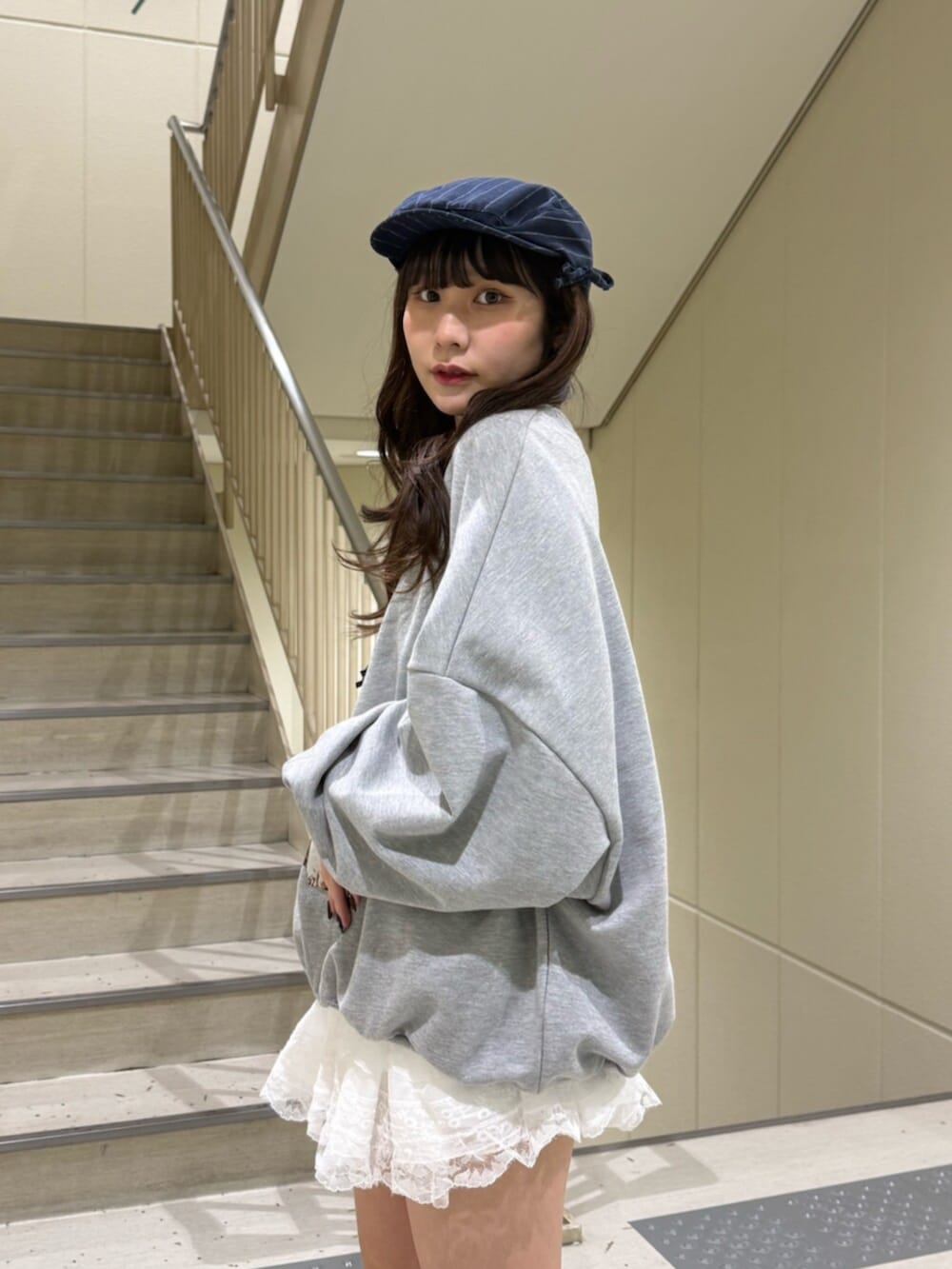 ブラック系のブーツ、グレー系のスウェット、ホワイト系のその他パンツを着用したレディースの冬コーディネートの8枚目の写真