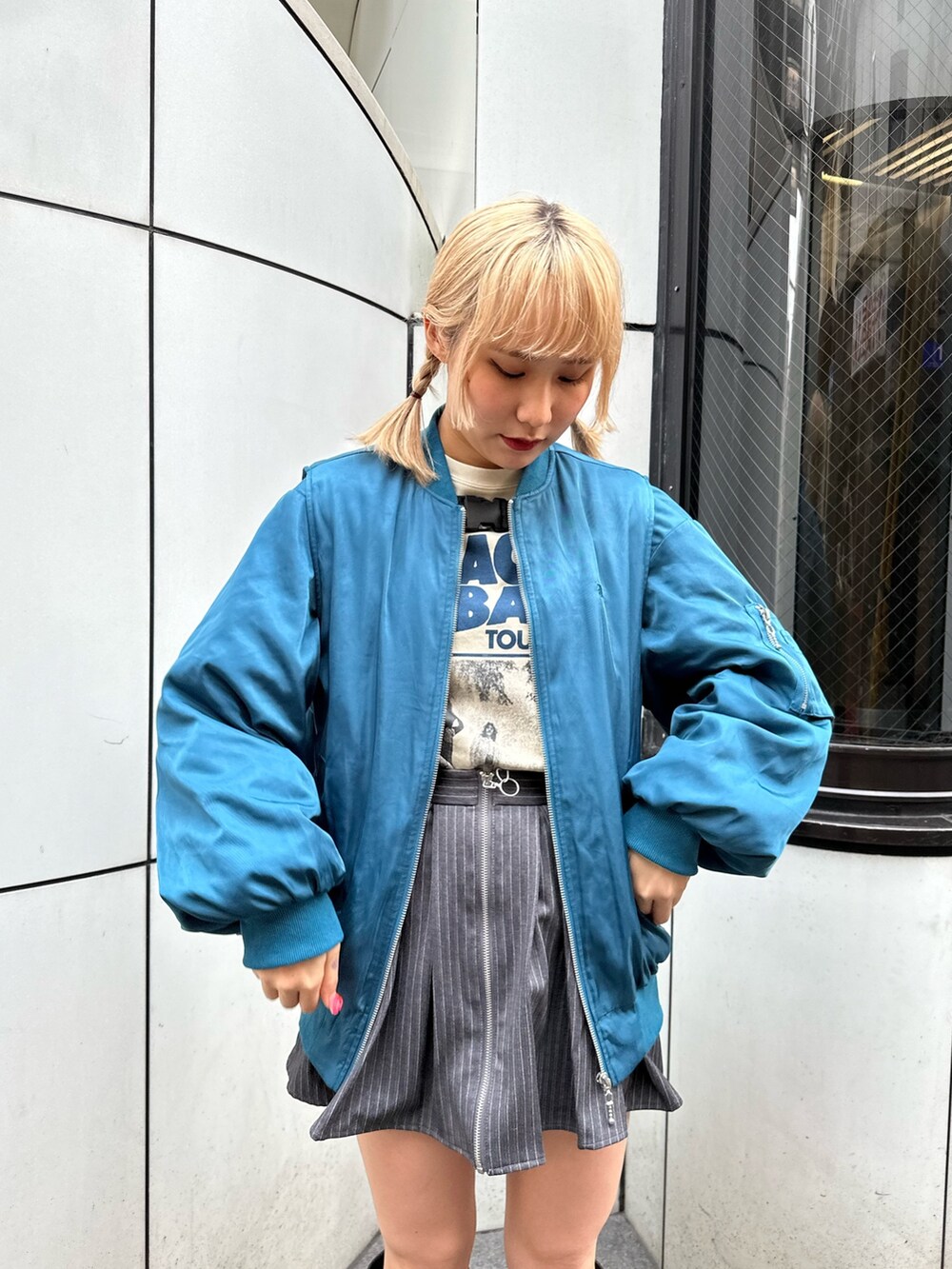 ブラック系のブーツ、グレー系のその他パンツ、ホワイト系のスウェットを着用したレディースの冬コーディネートの5枚目の写真
