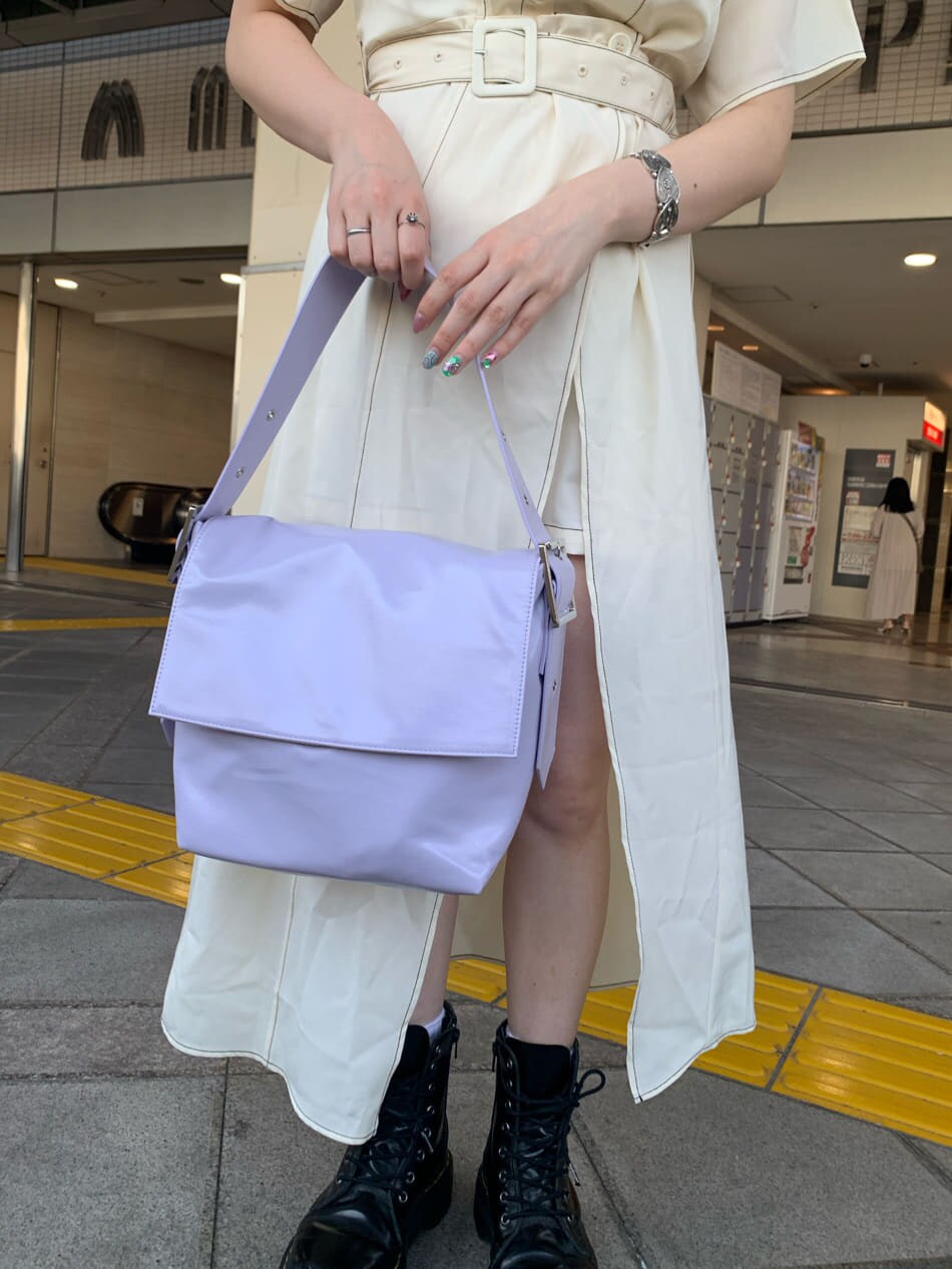 パープル系のハンドバッグ、ホワイト系のワンピース、シルバー系のブレスレットを着用したレディースの夏コーディネートの5枚目の写真