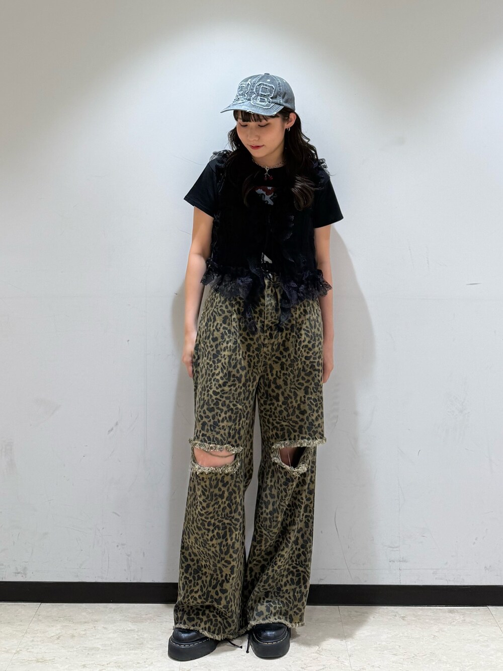 ブラウン系のその他パンツ、ブラック系のTシャツ/カットソー、ブラック系のベストを着用したレディースの夏コーディネートの5枚目の写真