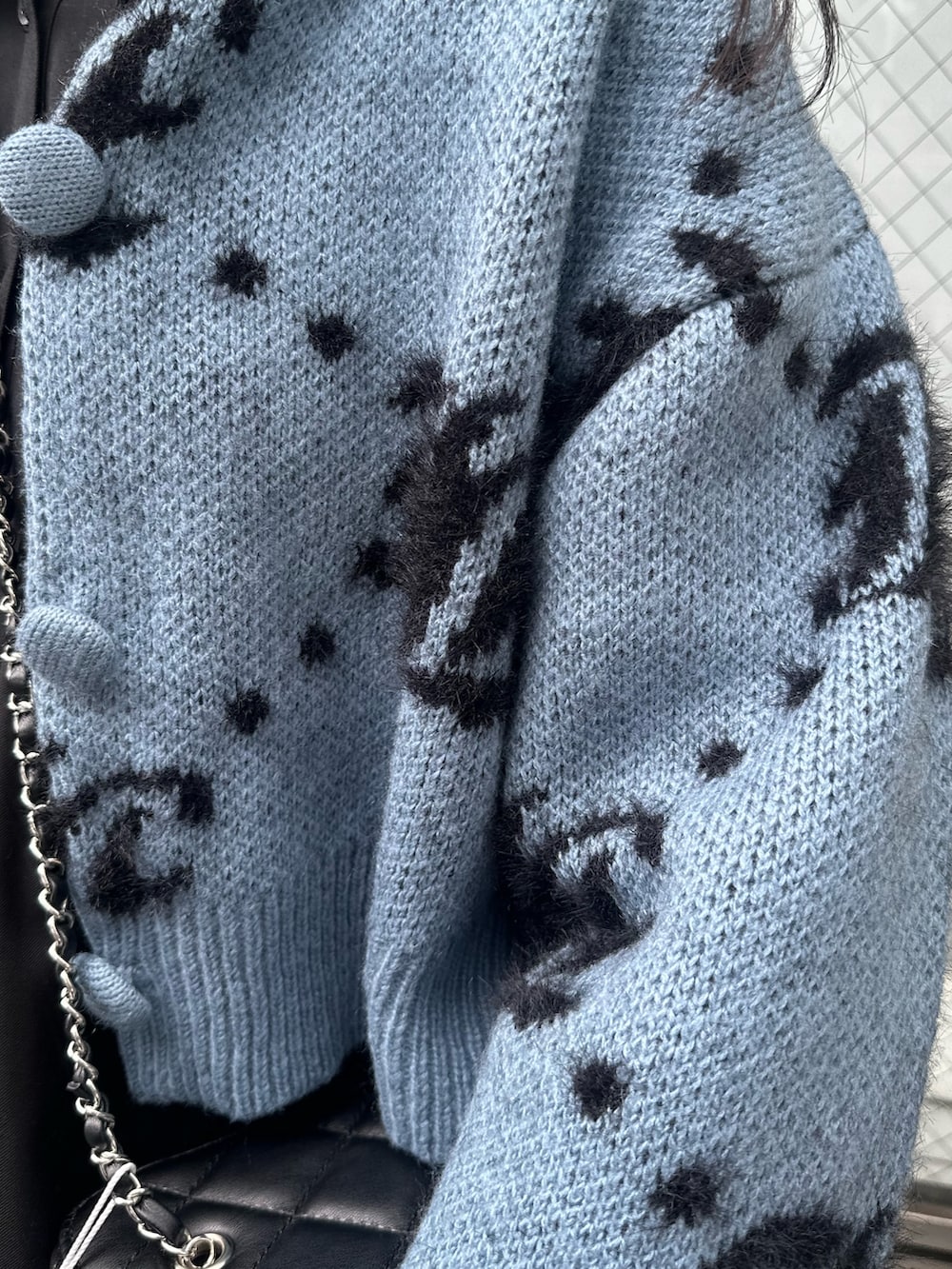 ブラウン系のブーツ、ブルー系のショルダーバッグ、ブルー系のカーディガン/ボレロを着用したレディースの秋コーディネートの6枚目の写真