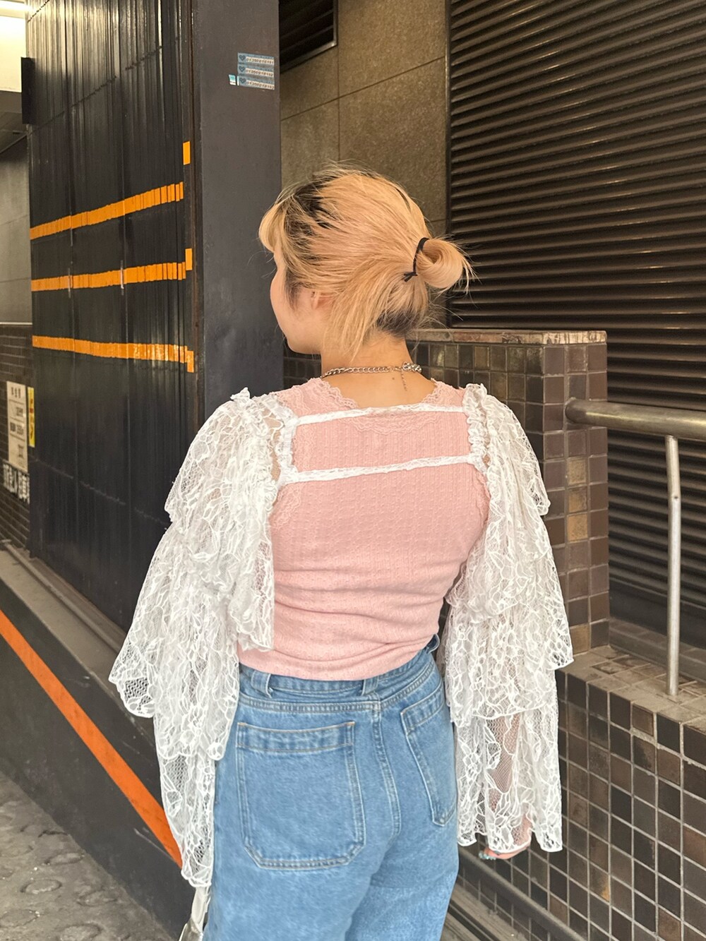 ホワイト系のシャツ/ブラウス、ピンク系のタンクトップ、シルバー系のハンドバッグを着用したレディースの春コーディネートの5枚目の写真