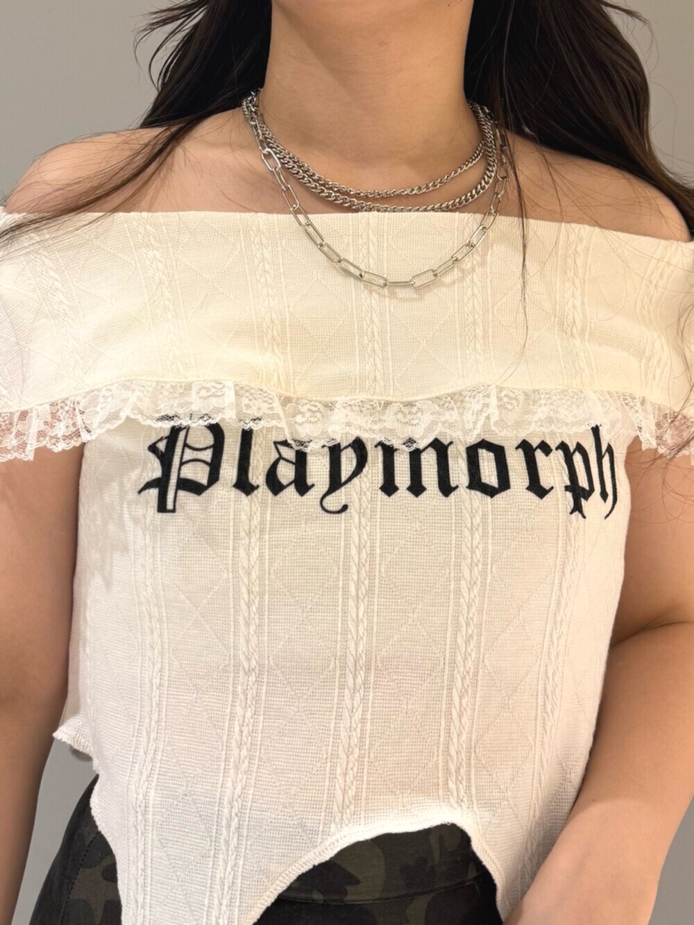 ブラック系のブーツ、ホワイト系のTシャツ/カットソー、グリーン系のスカートを着用したレディースの夏コーディネートの7枚目の写真