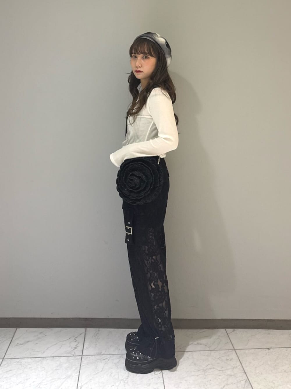 ホワイト系のTシャツ/カットソー、ブラック系のサンダル、ブラック系のその他パンツを着用したレディースの夏コーディネートの2枚目の写真