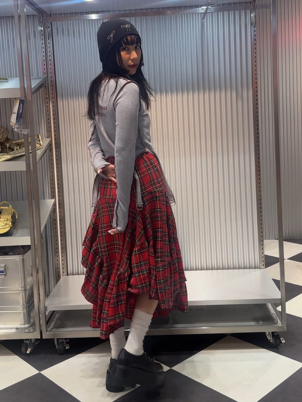 ブルー系のTシャツ/カットソー、レッド系のスカート、ブラック系のドレスシューズを着用したレディースの秋コーディネートの3枚目の写真