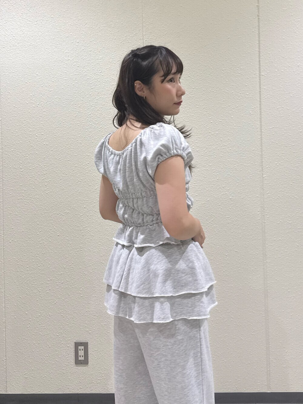 グレー系のスウェットパンツ、グレー系のTシャツ/カットソー、ピンク系のパンプスを着用したレディースの夏コーディネートの6枚目の写真