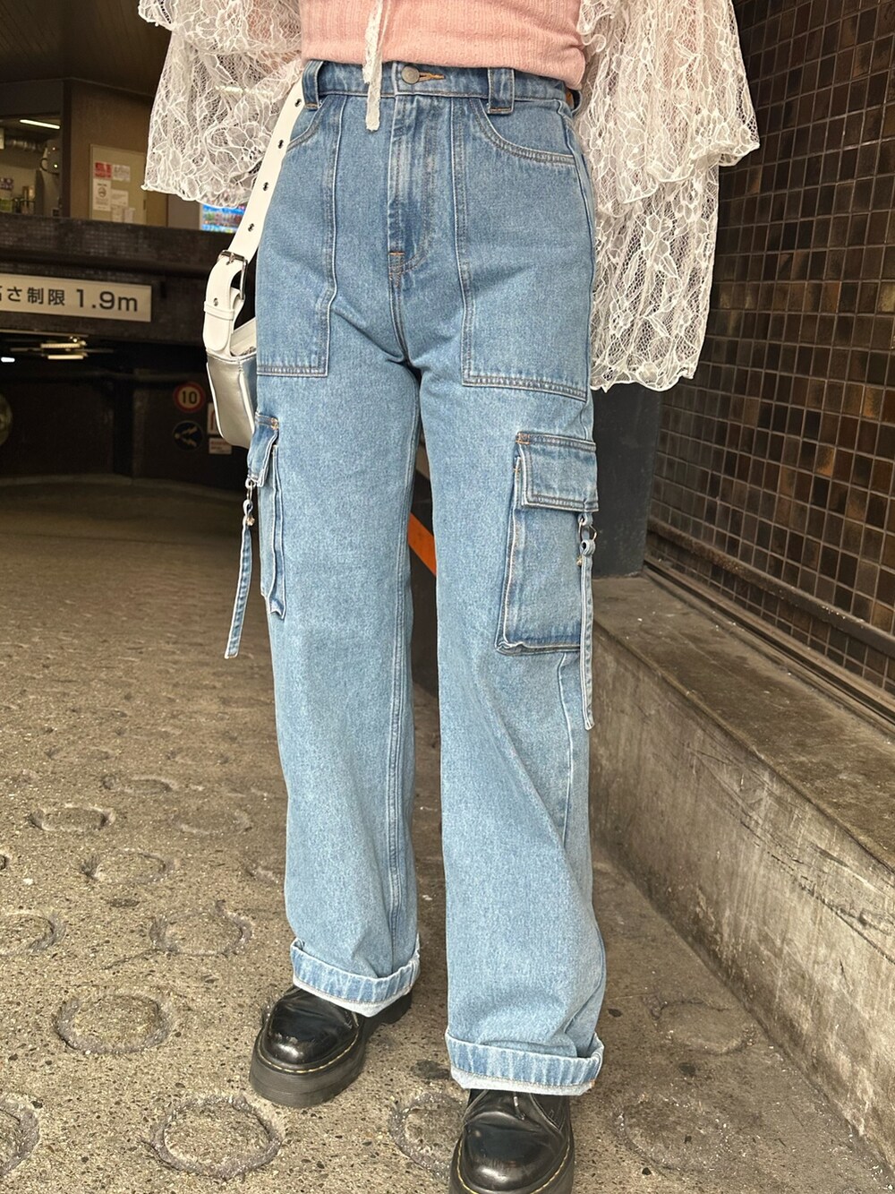 ホワイト系のシャツ/ブラウス、ピンク系のタンクトップ、シルバー系のハンドバッグを着用したレディースの春コーディネートの7枚目の写真