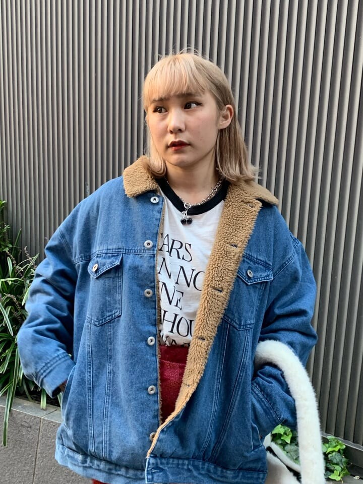 ブルー系のその他アウター、ホワイト系のTシャツ/カットソー、ピンク系のスカートを着用したレディースの秋コーディネートの4枚目の写真