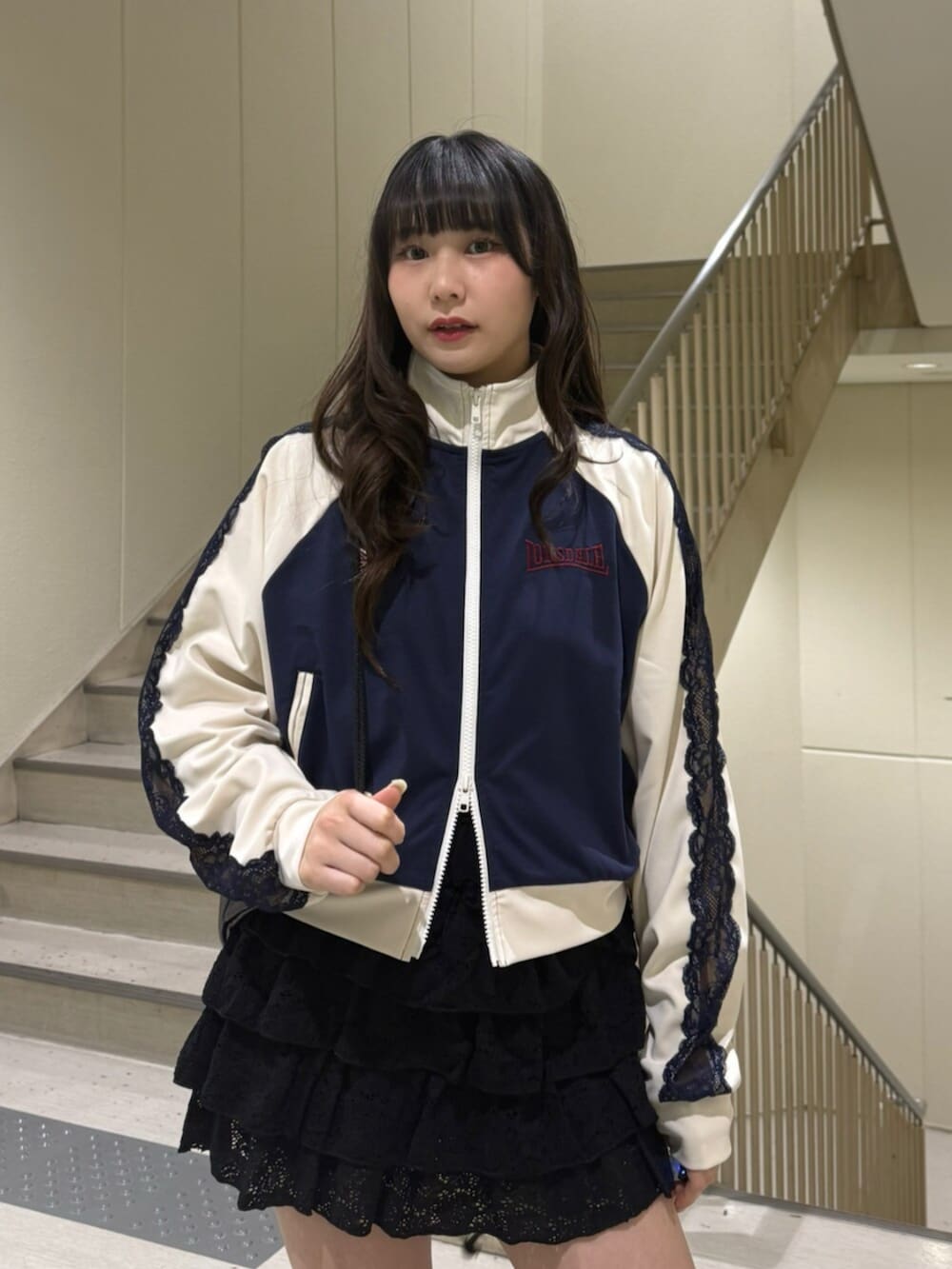 ブラック系のブーツ、ブルー系のジャージ、ブラック系のスカートを着用したレディースの春コーディネートの7枚目の写真