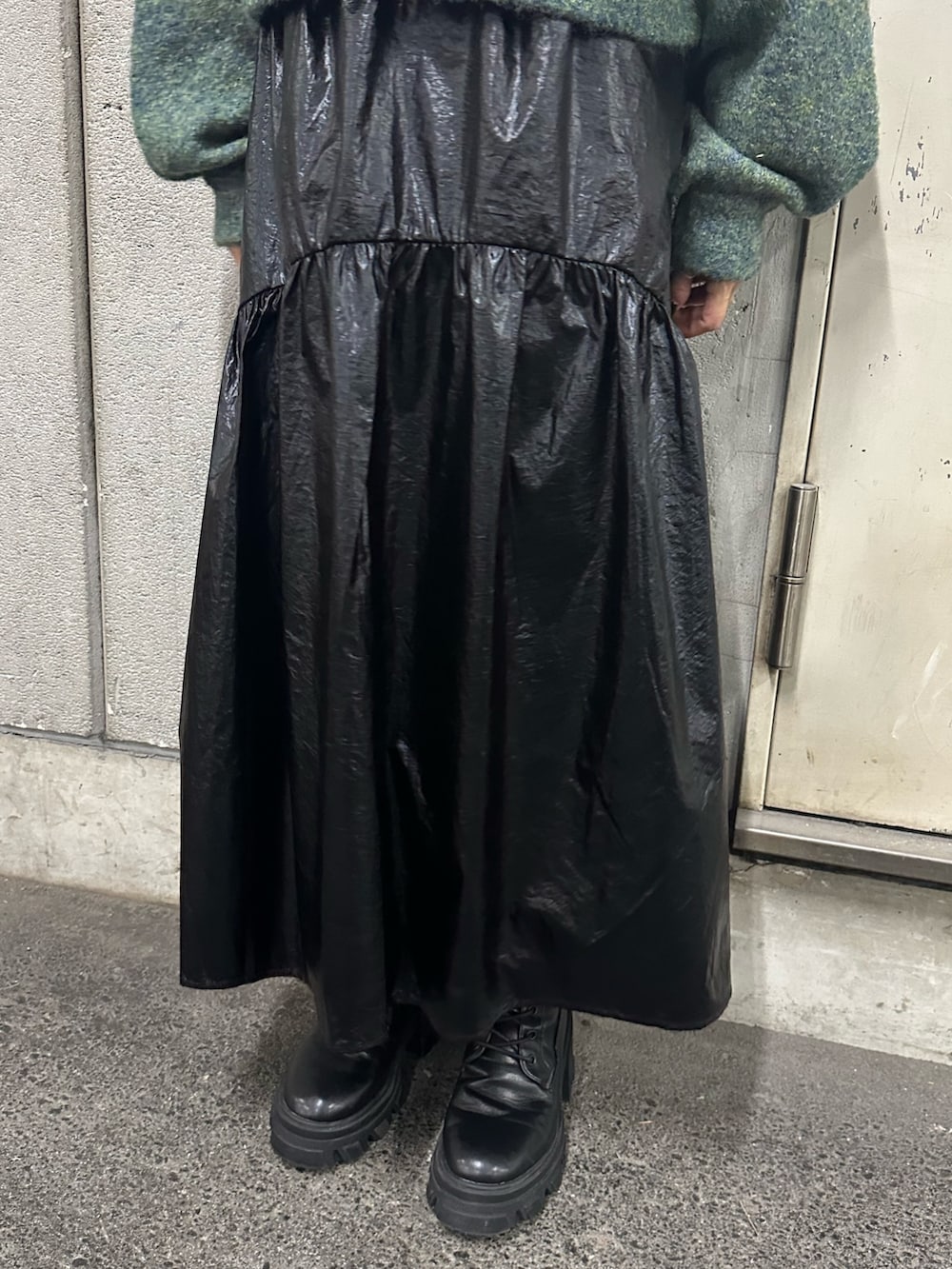 ホワイト系のカーディガン/ボレロ、ブラック系のスカート、ブラック系のブーツを着用したレディースの秋コーディネートの7枚目の写真