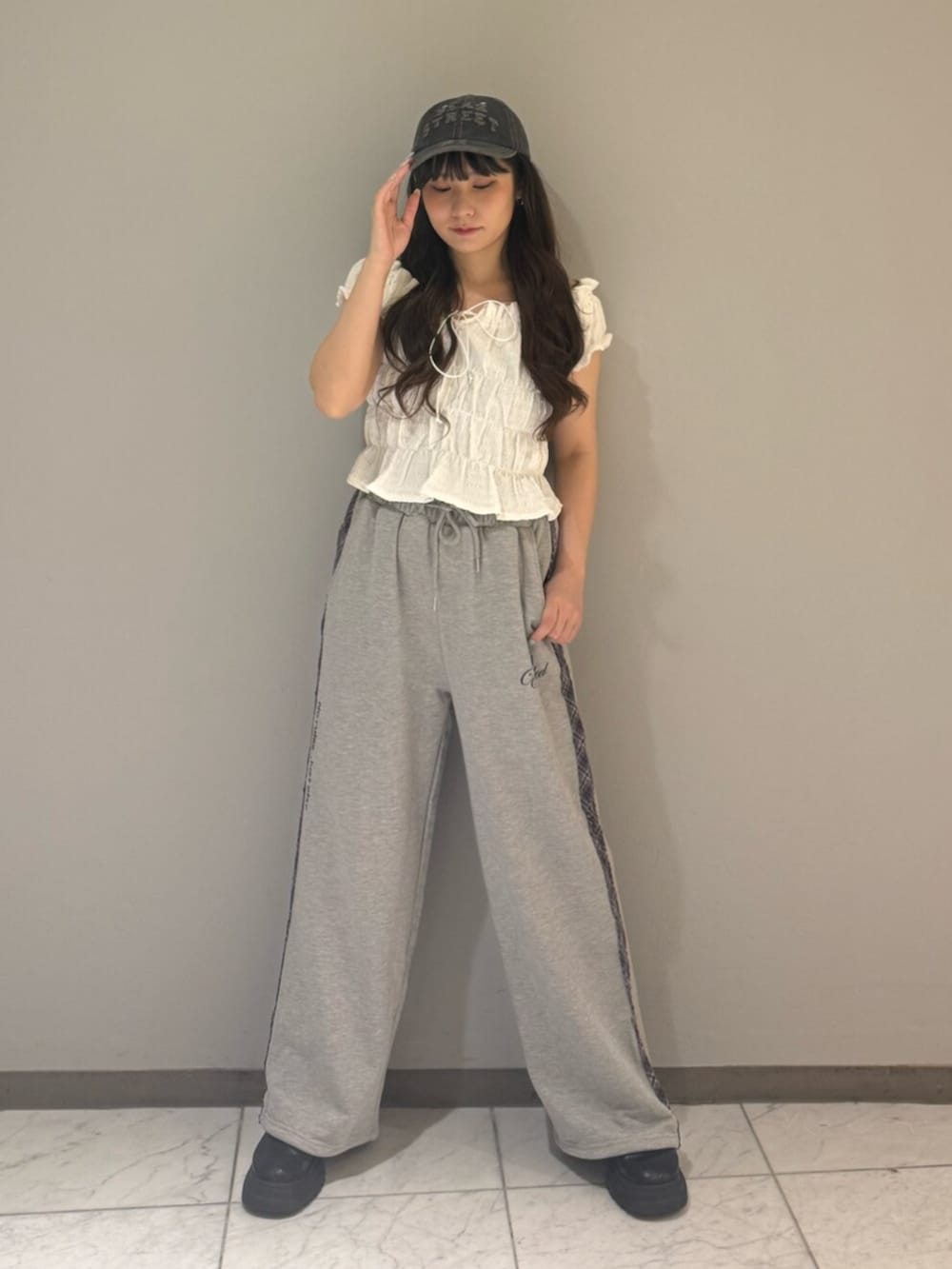 ブラック系のブーツ、ホワイト系のシャツ/ブラウス、グレー系のその他パンツを着用したレディースの夏コーディネートの2枚目の写真