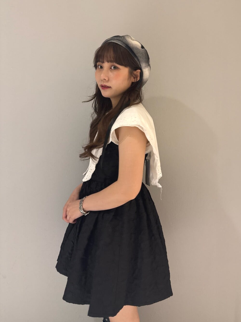 ブラック系のブーツ、ホワイト系のシャツ/ブラウス、ブラック系のワンピースを着用したレディースの夏コーディネートの6枚目の写真