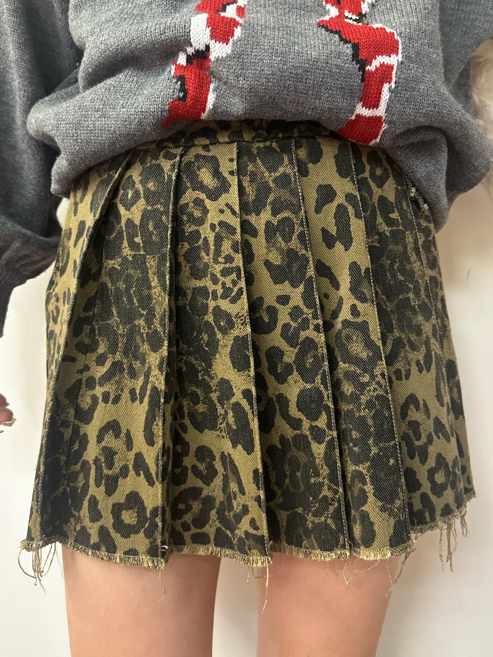 ホワイト系のショルダーバッグ、グレー系のニット/セーター、ブラウン系のその他パンツを着用したレディースの冬コーディネートの7枚目の写真