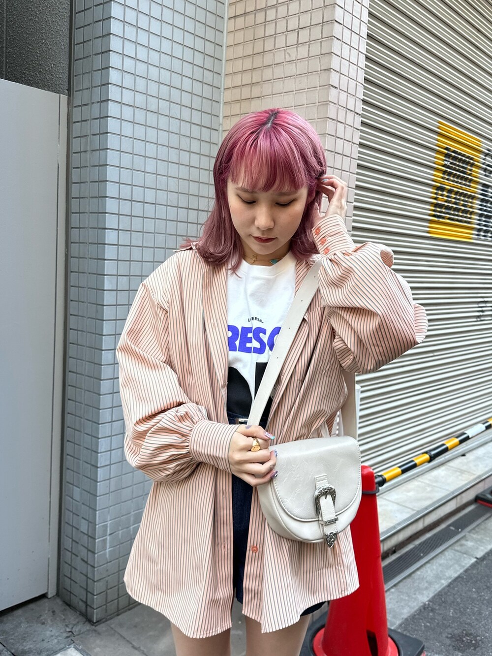 ブラック系のブーツ、ホワイト系のTシャツ/カットソー、ブルー系のその他パンツを着用したレディースの春コーディネートの3枚目の写真