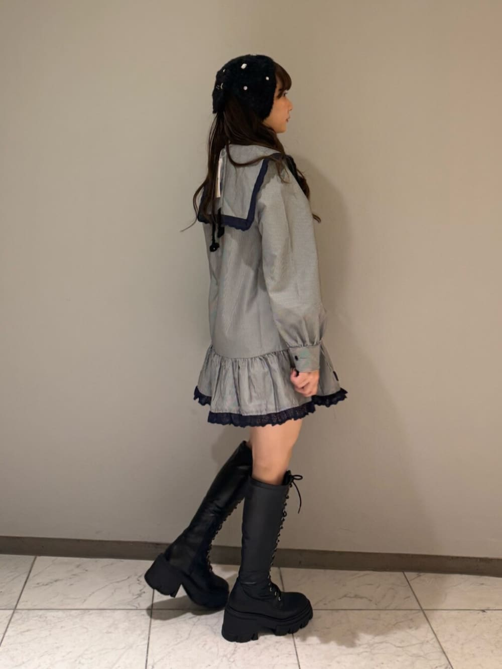 ブラック系のブーツ、グレー系のワンピース、ブラック系のその他ヘアアクセサリーを着用したレディースの夏コーディネートの2枚目の写真