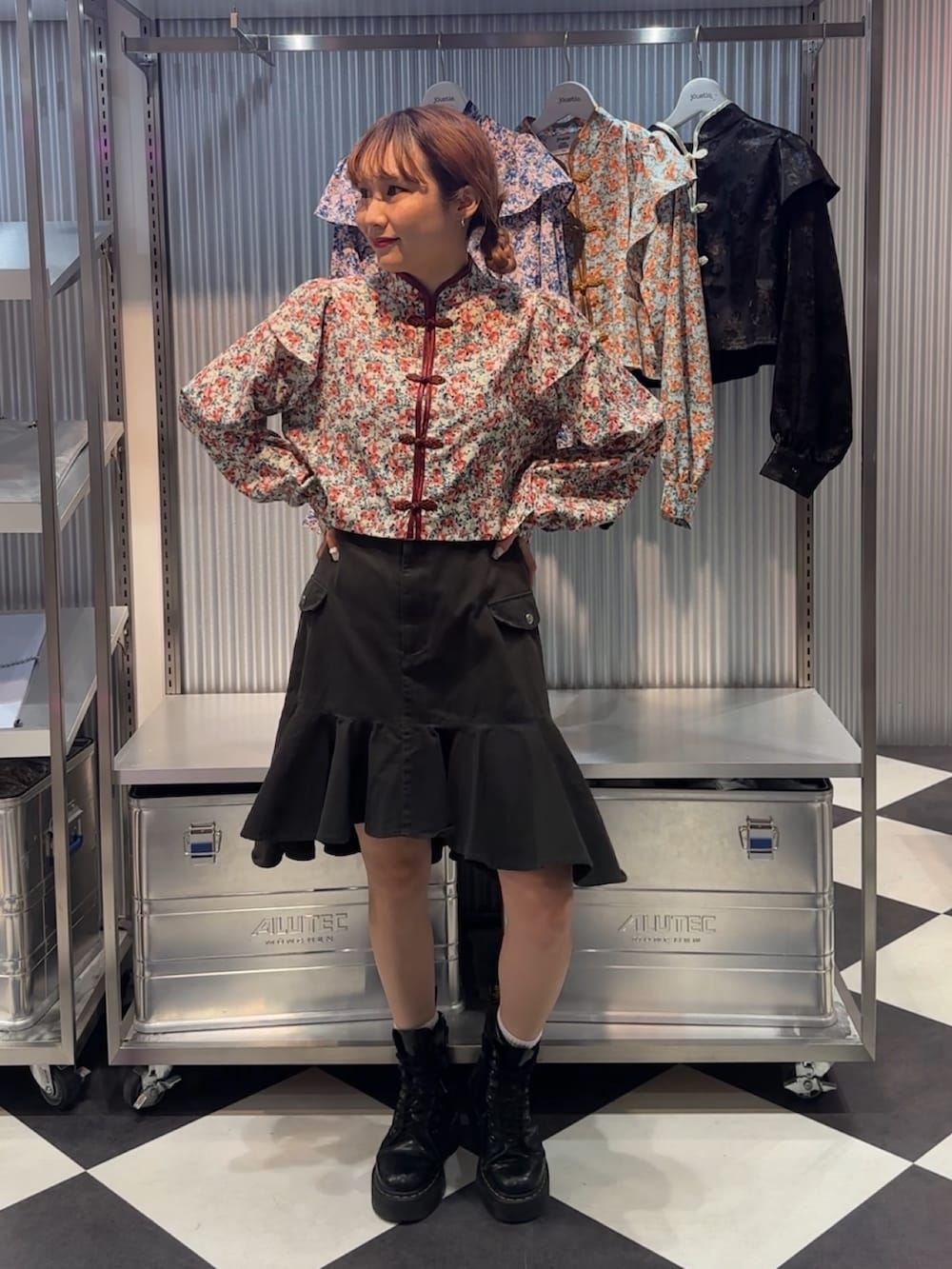 ブラック系のスカート、ホワイト系のシャツ/ブラウスを着用したレディースの春コーディネートの4枚目の写真