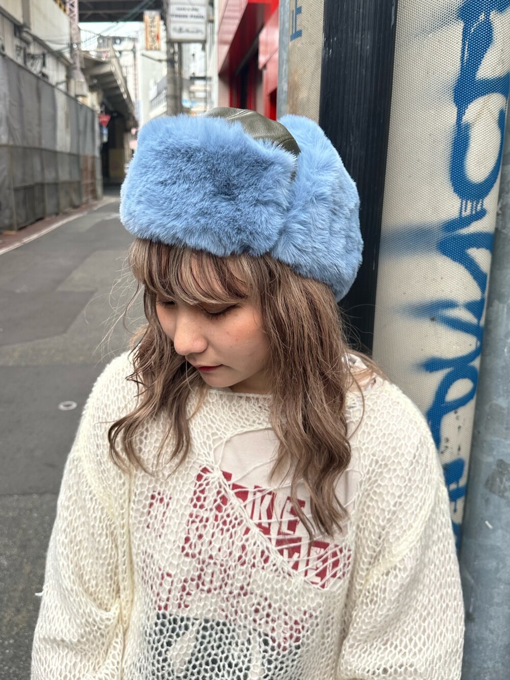 ホワイト系のTシャツ/カットソー、ホワイト系のニット/セーター、ブラック系のその他パンツを着用したレディースの秋コーディネートの6枚目の写真