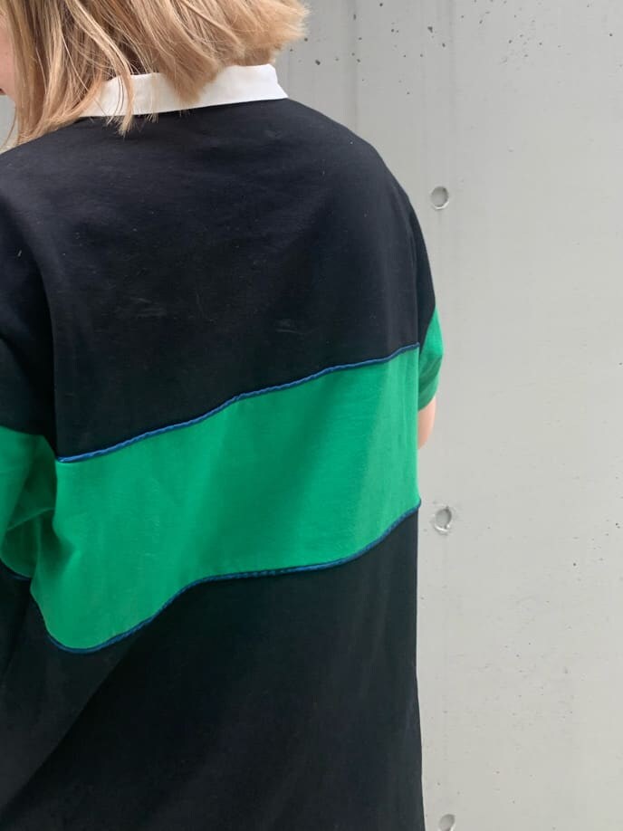 ホワイト系のボストンバッグ、ブラック系のワンピース、グリーン系のバングル/リストバンドを着用したレディースの春コーディネートの5枚目の写真