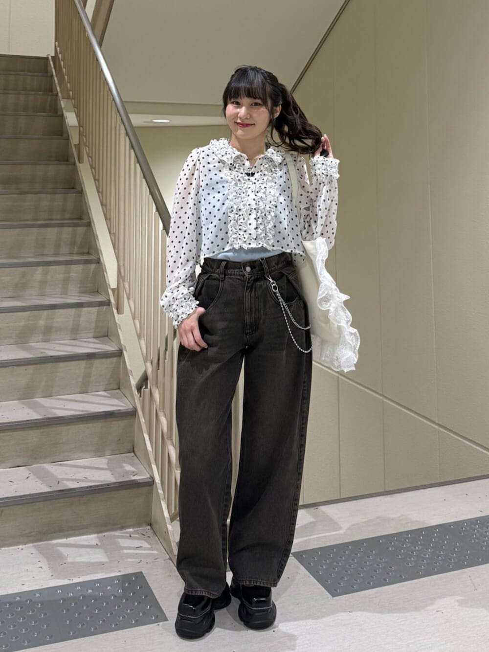 ブラック系のローファー、ホワイト系のトートバッグ、ブルー系のキャミソールを着用したレディースの春コーディネートの7枚目の写真