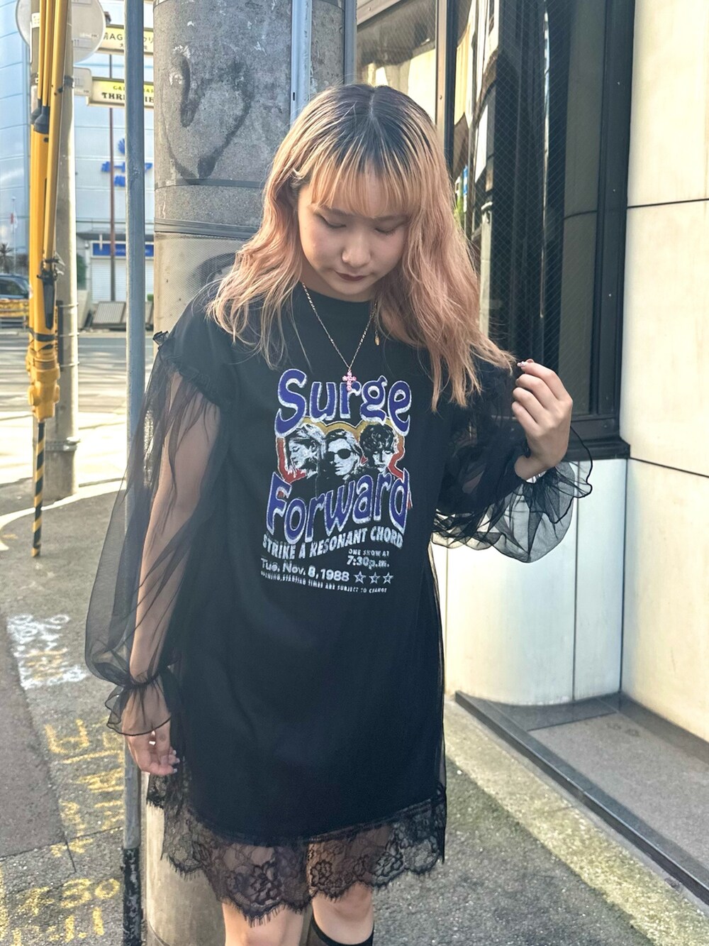 ブラック系のワンピース、ゴールド系のネックレス、ブラック系のその他雑貨を着用したレディースの夏コーディネートの3枚目の写真