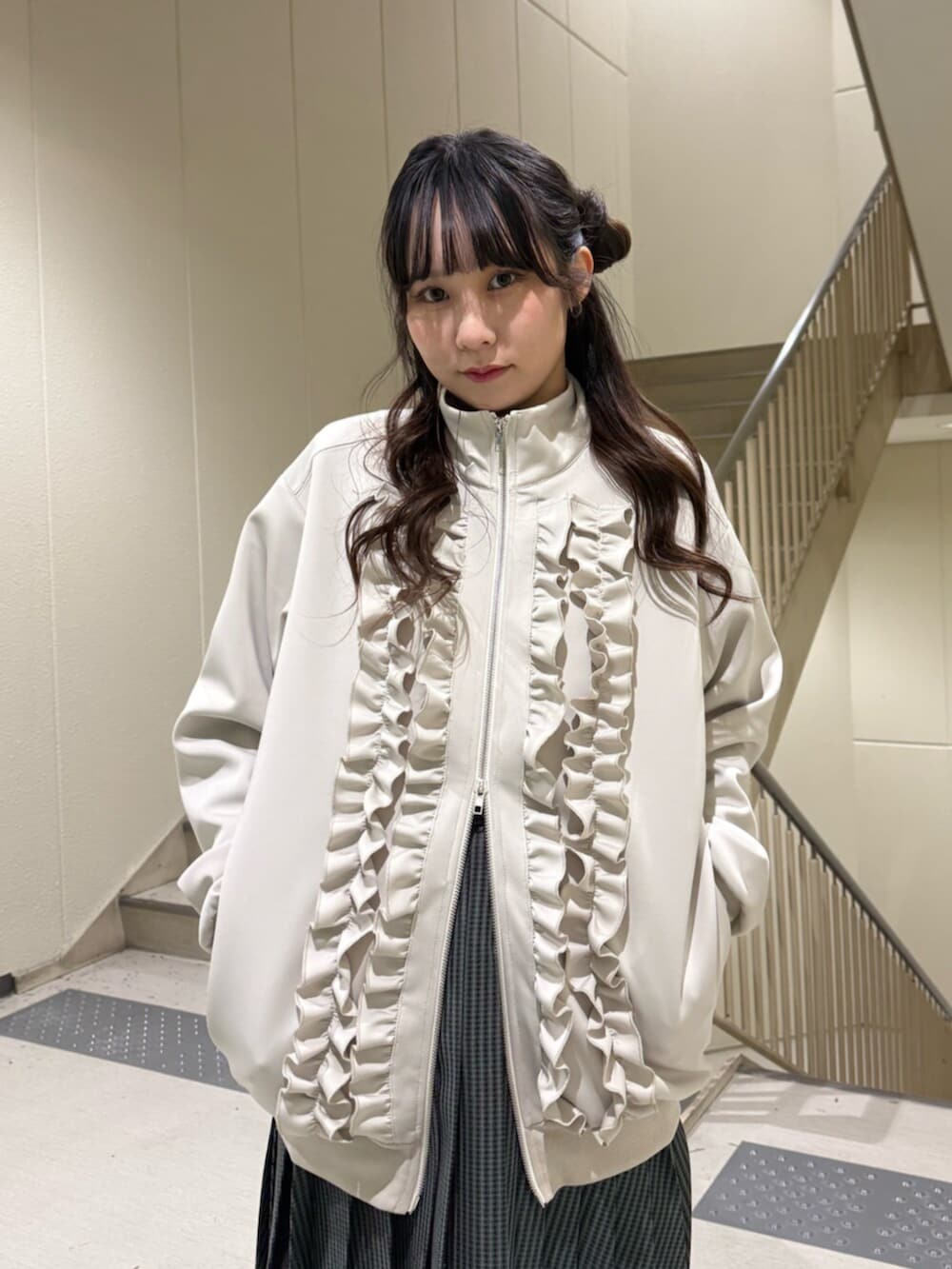 ブラック系のブーツ、ホワイト系のジャージ、その他のスカートを着用したレディースの冬コーディネートの9枚目の写真