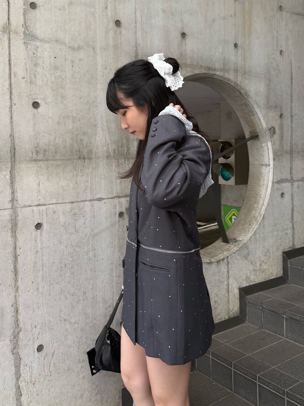 グレー系のテーラードジャケット、ブルー系のTシャツ/カットソー、ブルー系のブーツを着用したレディースの夏コーディネートの6枚目の写真