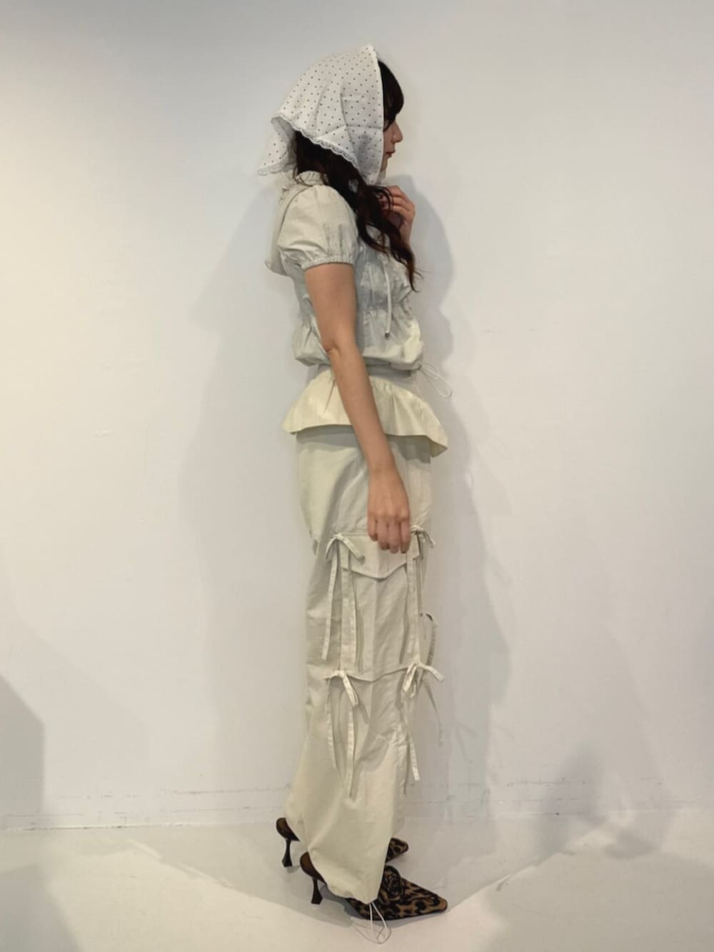 ホワイト系のその他トップス、ホワイト系のその他パンツ、ブラウン系のパンプスを着用したレディースの春コーディネートの2枚目の写真