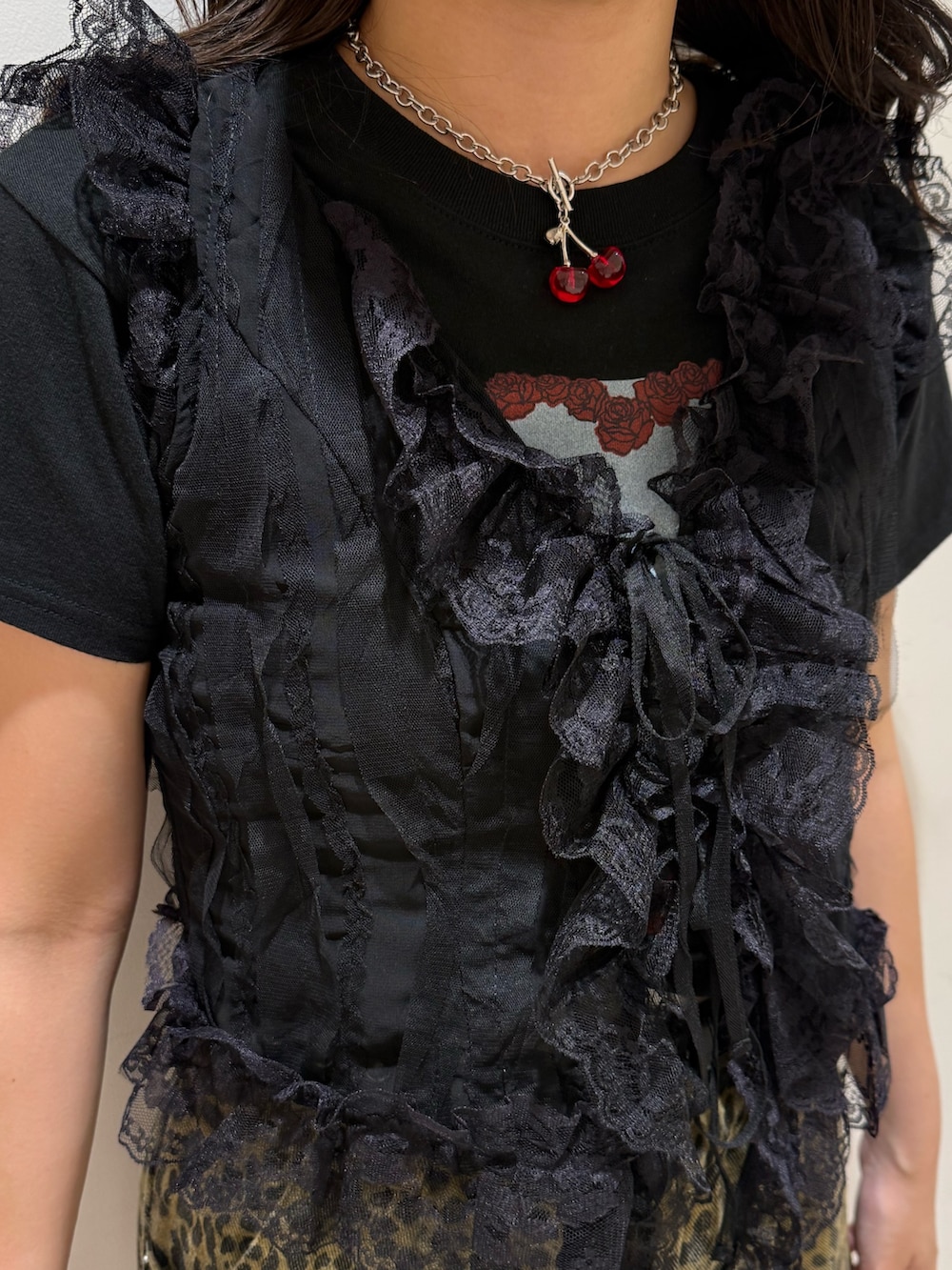 ブラウン系のその他パンツ、ブラック系のTシャツ/カットソー、ブラック系のベストを着用したレディースの夏コーディネートの8枚目の写真