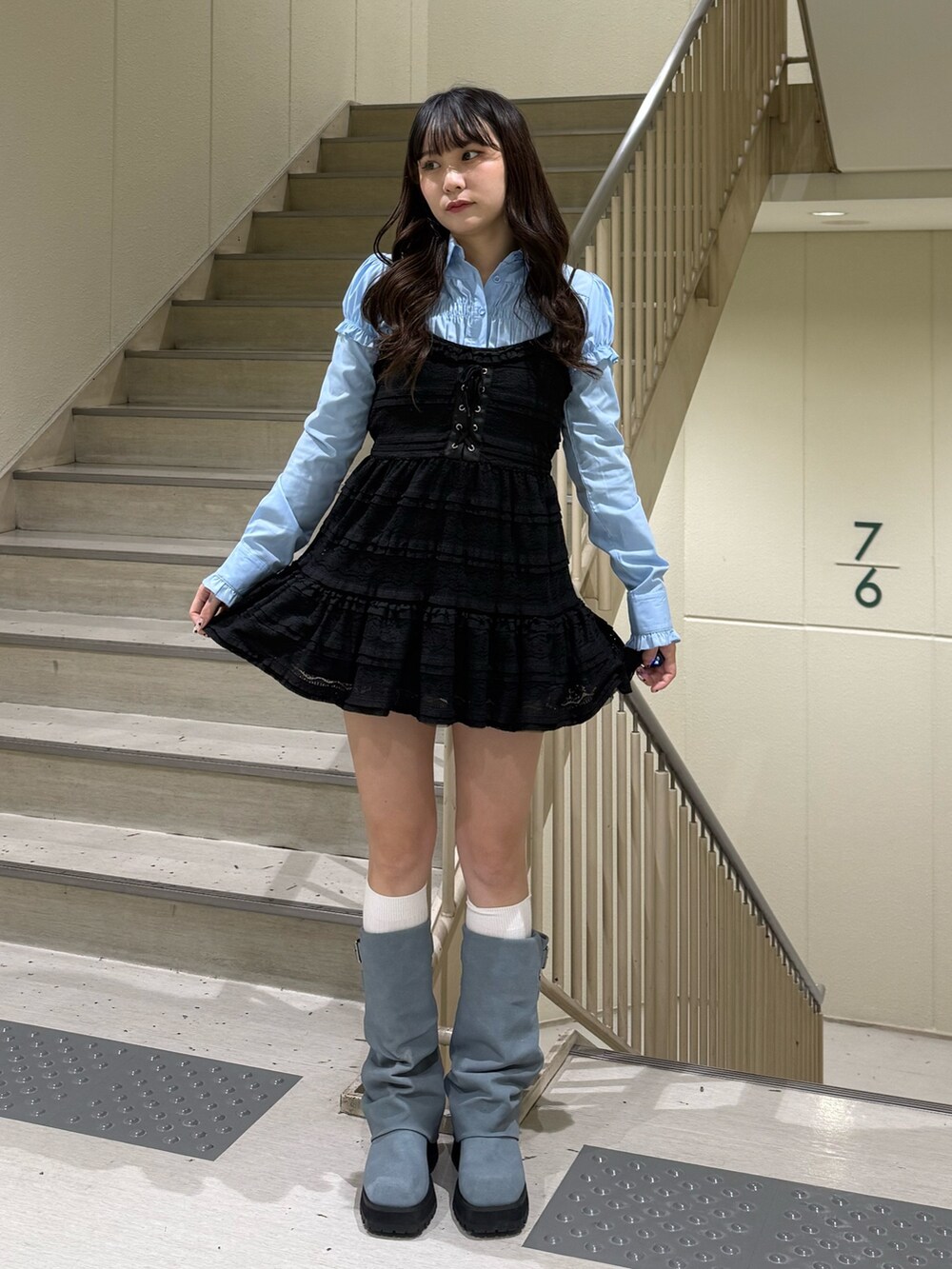 ブラック系のワンピース、ブルー系のシャツ/ブラウスを着用したレディースの冬コーディネートの5枚目の写真