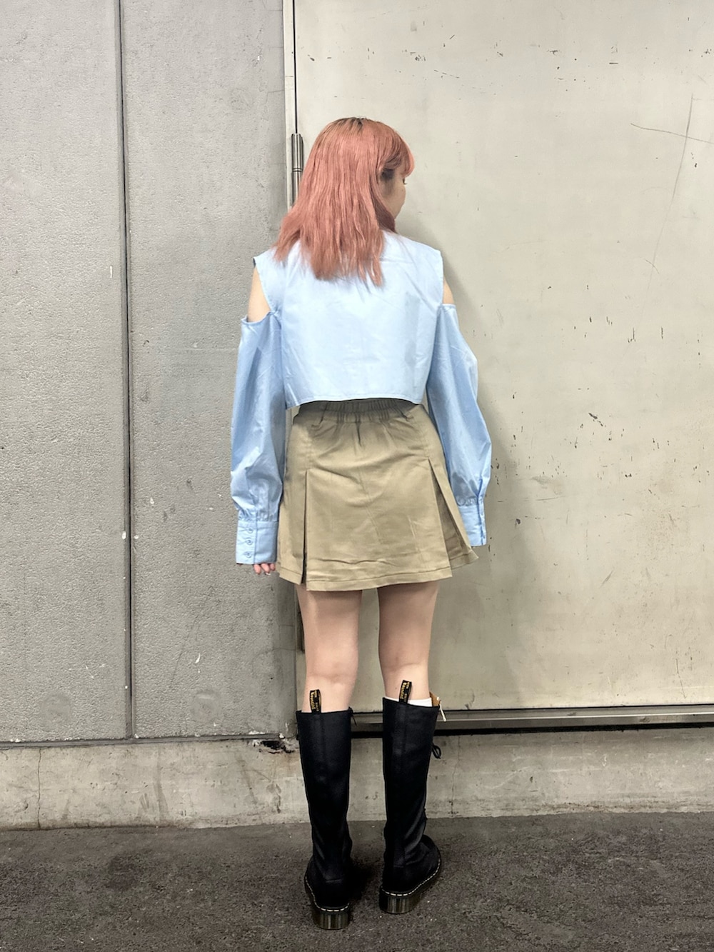 ブラック系のブーツ、ブルー系のシャツ/ブラウス、ベージュ系のその他パンツを着用したレディースの夏コーディネートの4枚目の写真