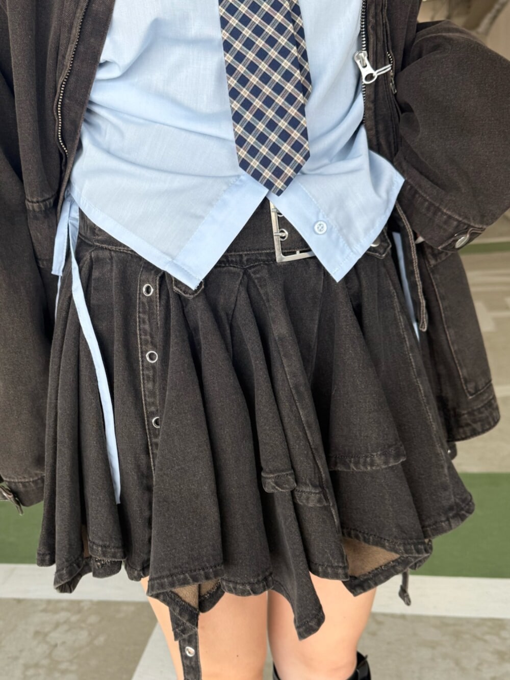 ブラック系のデニムジャケット、ブルー系のシャツ/ブラウス、ブラック系のデニムスカートを着用したレディースの秋コーディネートの7枚目の写真