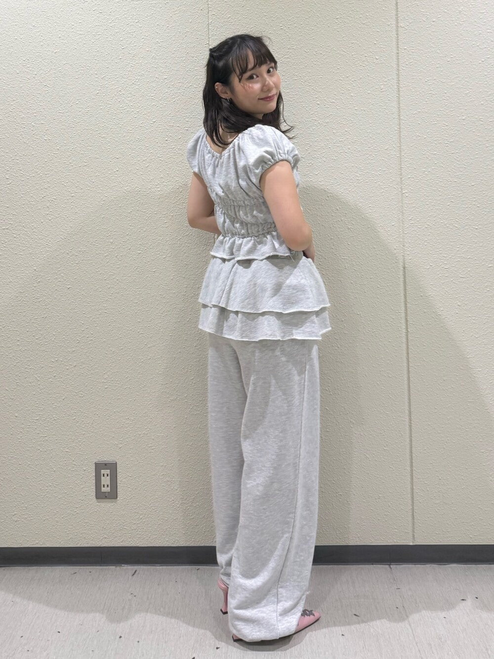 グレー系のスウェットパンツ、グレー系のTシャツ/カットソー、ピンク系のパンプスを着用したレディースの夏コーディネートの3枚目の写真