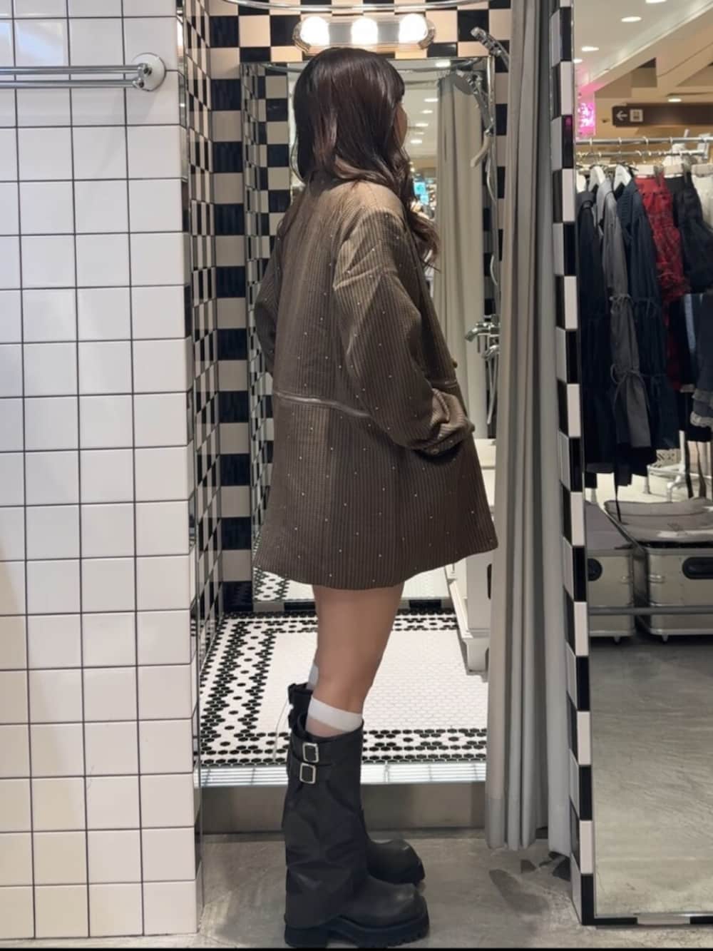 ブラウン系のテーラードジャケット、ブラウン系のその他パンツ、ブルー系のニット/セーターを着用したレディースの秋コーディネートの2枚目の写真