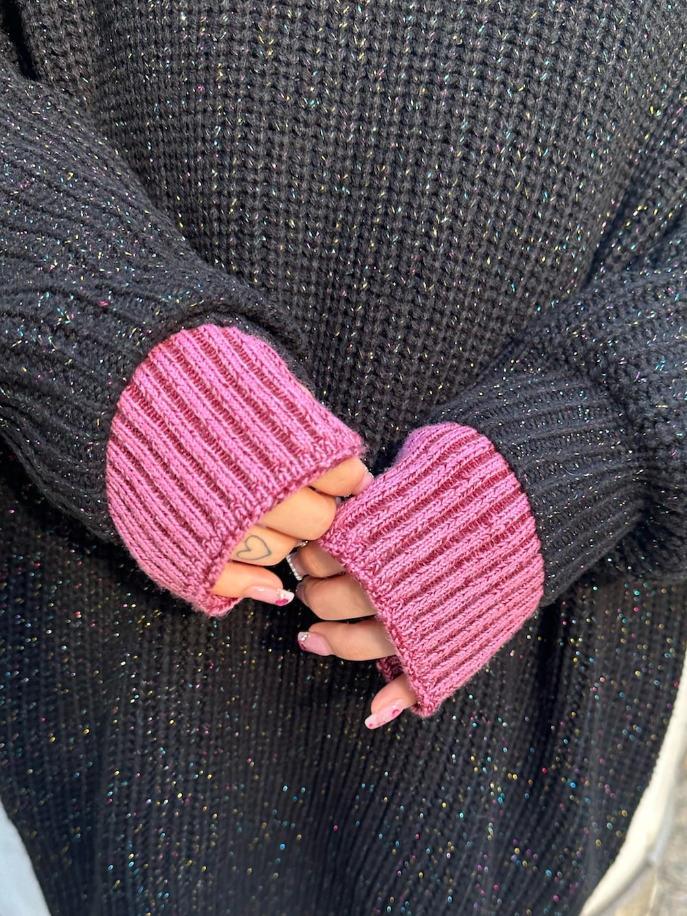 ブラック系のニット/セーター、ブラック系のデニムパンツ、ブラック系のブーツを着用したレディースの冬コーディネートの6枚目の写真