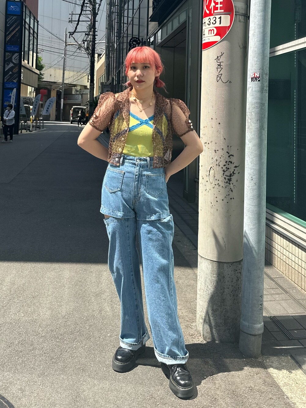 ブラウン系のシャツ/ブラウス、ブルー系のデニムパンツ、ブラック系のブーツを着用したレディースの夏コーディネートの3枚目の写真