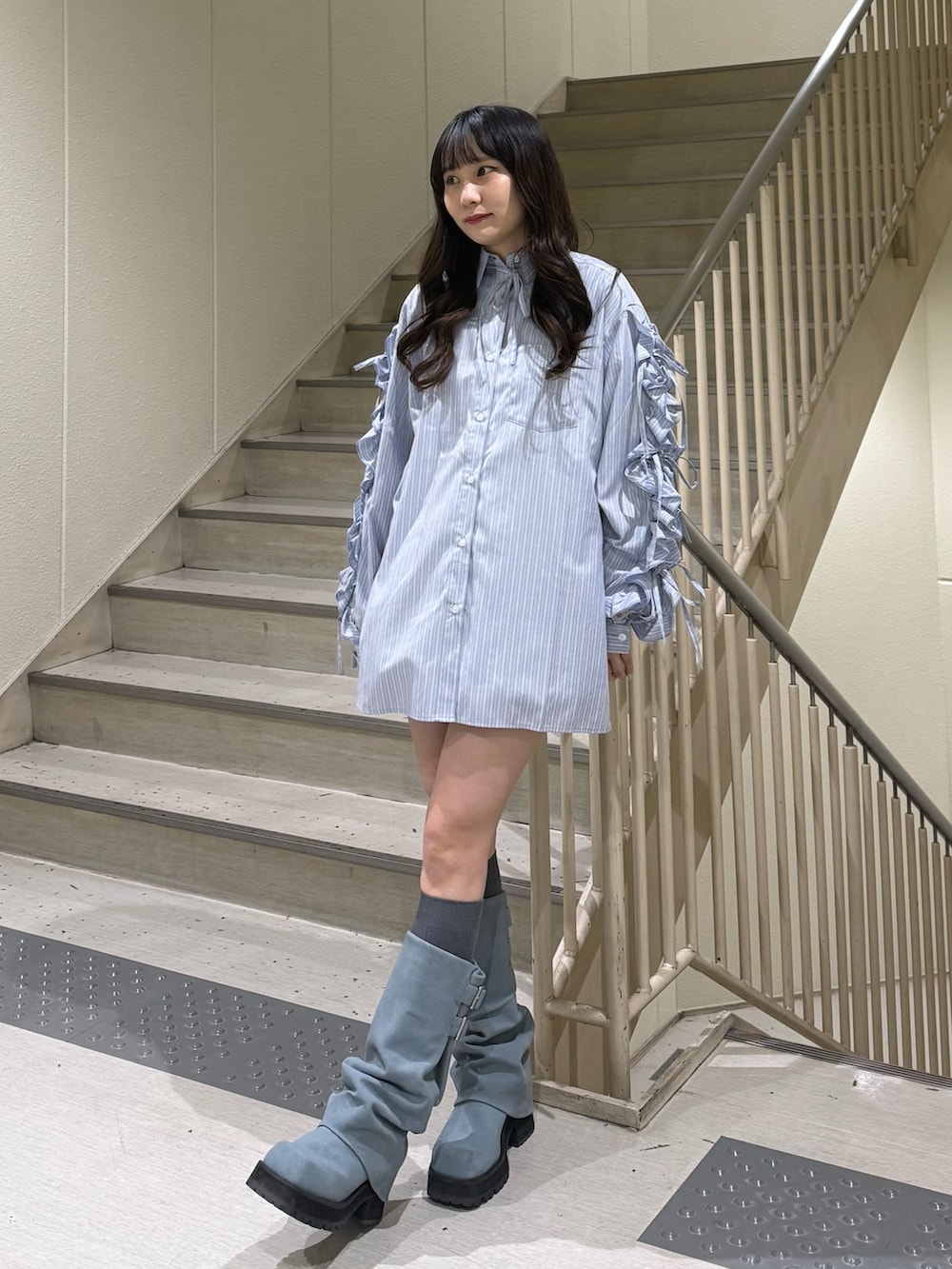 ブルー系のシャツ/ブラウス、ホワイト系のTシャツ/カットソー、ブルー系のブーツを着用したレディースの春コーディネートの2枚目の写真