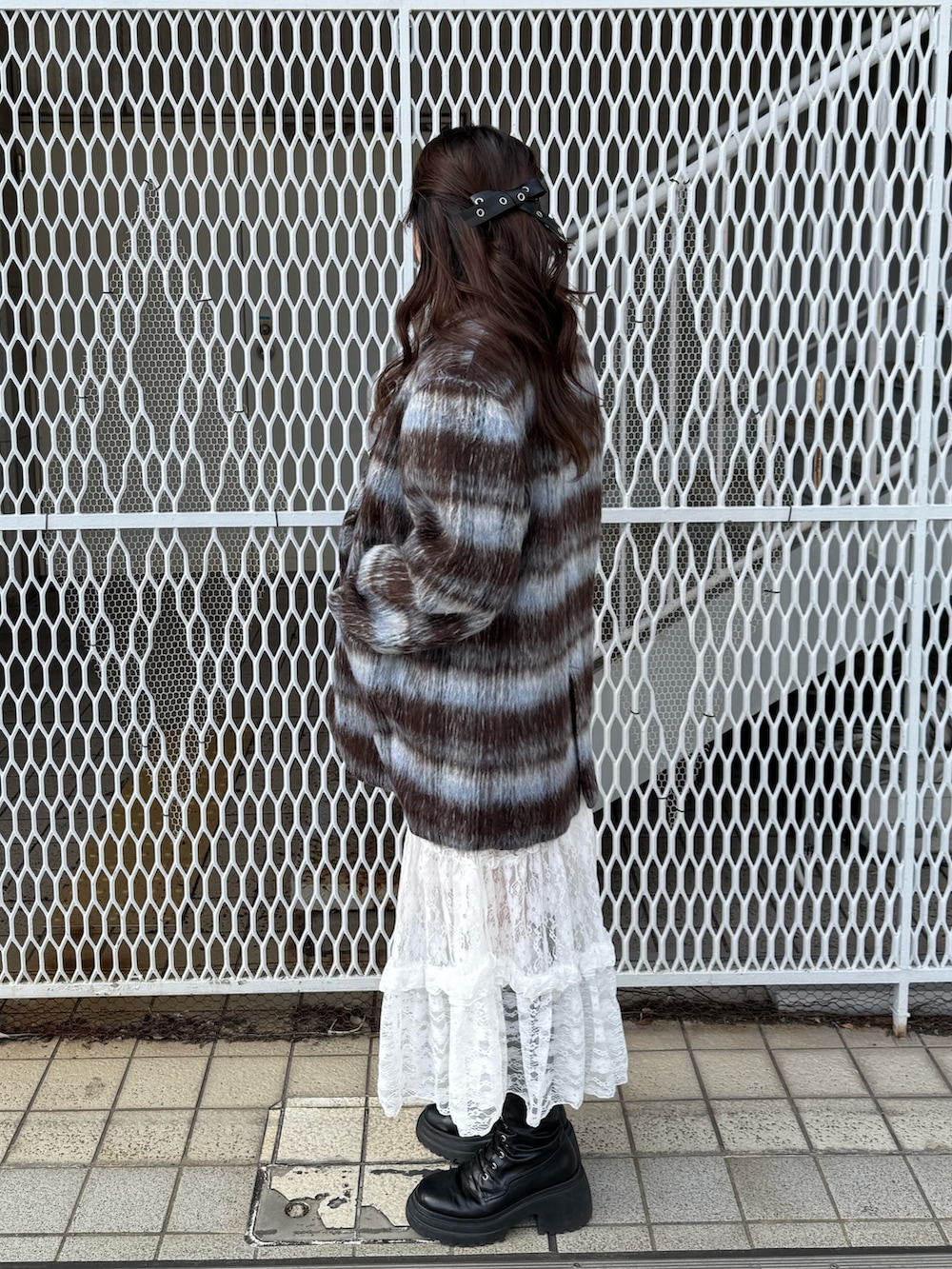 ブルー系のテーラードジャケット、ホワイト系のワンピース、ブラック系のブーツを着用したレディースの秋コーディネートの4枚目の写真