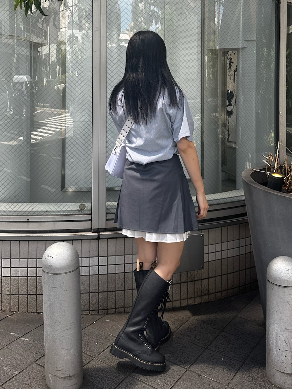 グレー系のスカート、ホワイト系のショルダーバッグ、ブルー系のシャツ/ブラウスを着用したレディースの夏コーディネートの3枚目の写真