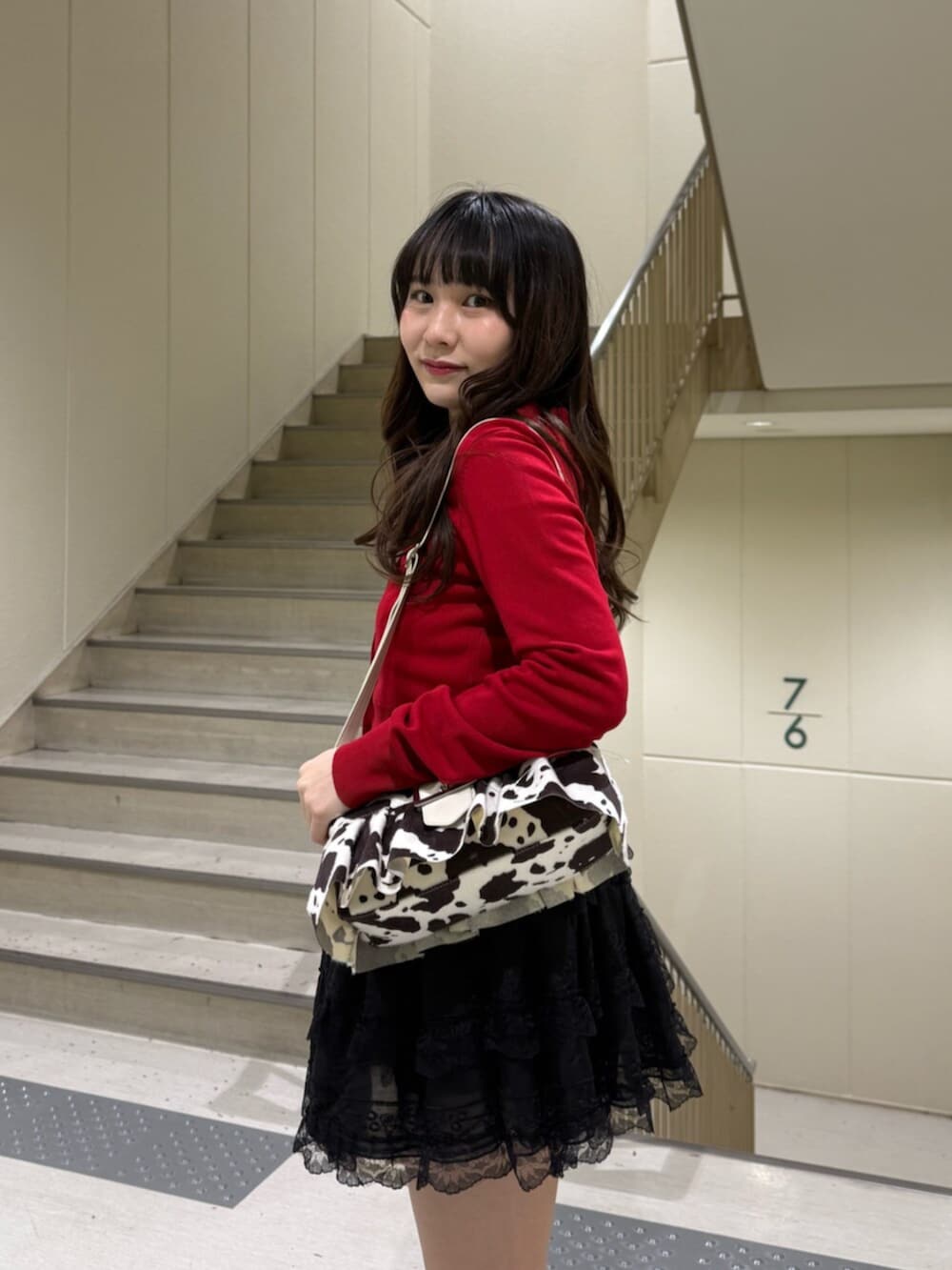 ブラック系のブーツ、ホワイト系のハンドバッグ、ブラック系のその他パンツを着用したレディースの春コーディネートの8枚目の写真