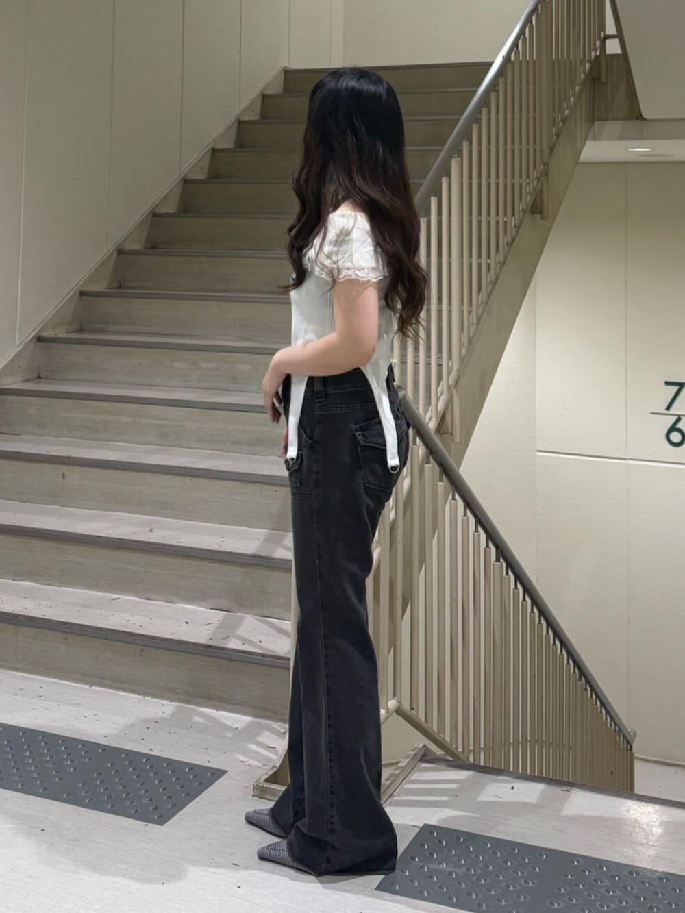 ブラック系のパンプス、ブラック系のデニムパンツ、ホワイト系のTシャツ/カットソーを着用したレディースの夏コーディネートの2枚目の写真