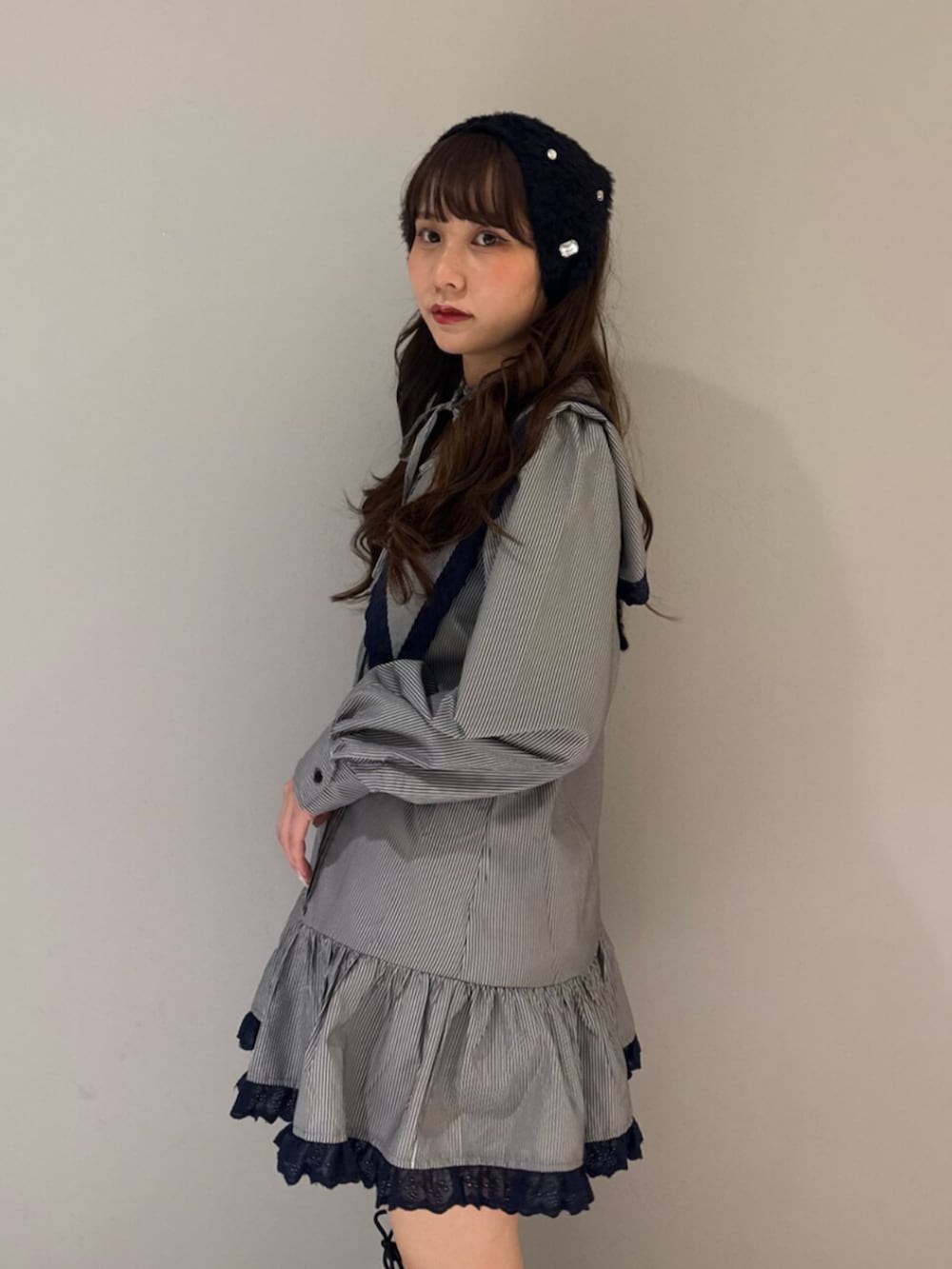 ブラック系のブーツ、グレー系のワンピース、ブラック系のその他ヘアアクセサリーを着用したレディースの夏コーディネートの6枚目の写真