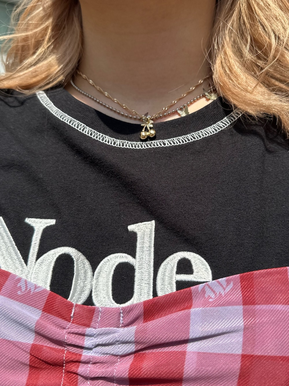 ブラック系のショルダーバッグ、ブラック系のブーツ、ブラック系のTシャツ/カットソーを着用したレディースの春コーディネートの7枚目の写真