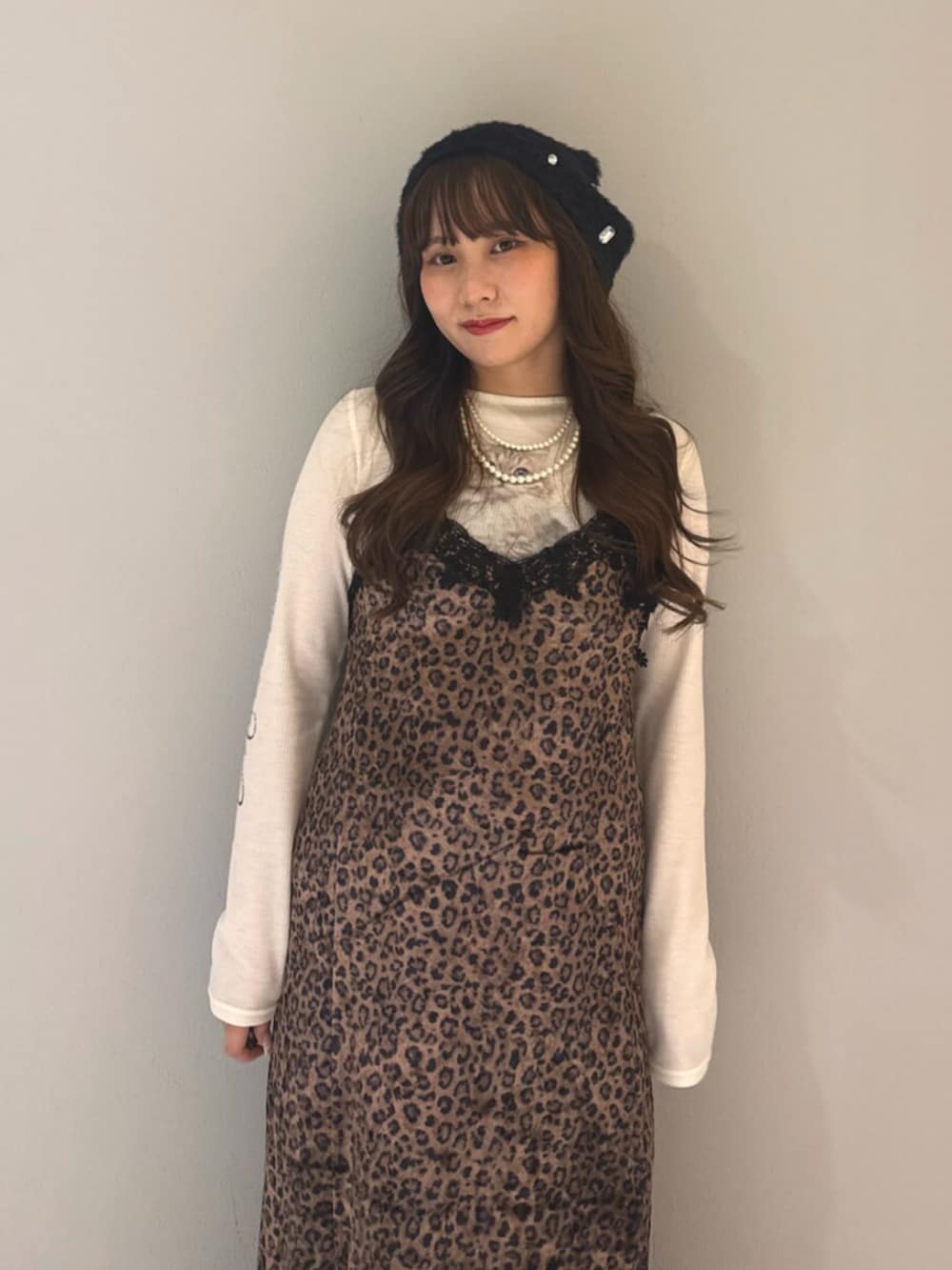 ブラック系のブーツ、ホワイト系のTシャツ/カットソー、ブラウン系のワンピースを着用したレディースの夏コーディネートの6枚目の写真